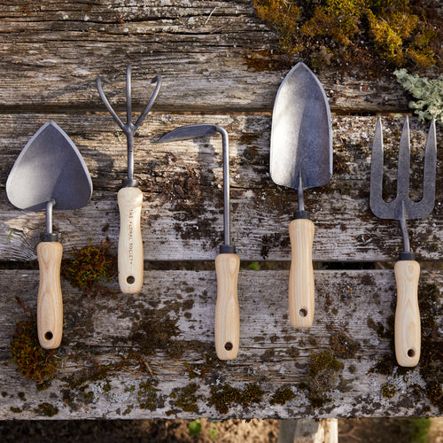 This classic potting trowel is made to fill flower pots and containers easily. Hand forged from durable tempered boron steel with ash hardwood handles harvested sustainably.   Made in Holland. Lifetime Guarantee. 