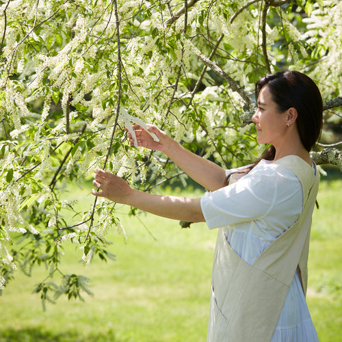 Our pure cotton, cross-back apron is both stylish and utilitarian, and designed to fit all body types. Featuring wide front pockets, it is ideal for working in the garden, kitchen, or studio. Each apron is soft-washed for added comfort. Azo-free dye.